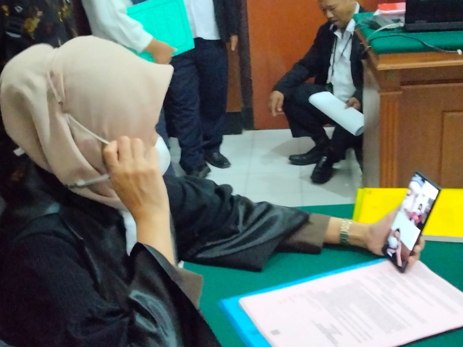 Tukang becak dan anak kos bobol rekening BCA milik bapak kos di Surabaya menjalani sidang vonis di Pengadilan Negeri Surabaya. (Foto: Andhi Dwi/Ngopibareng.id)