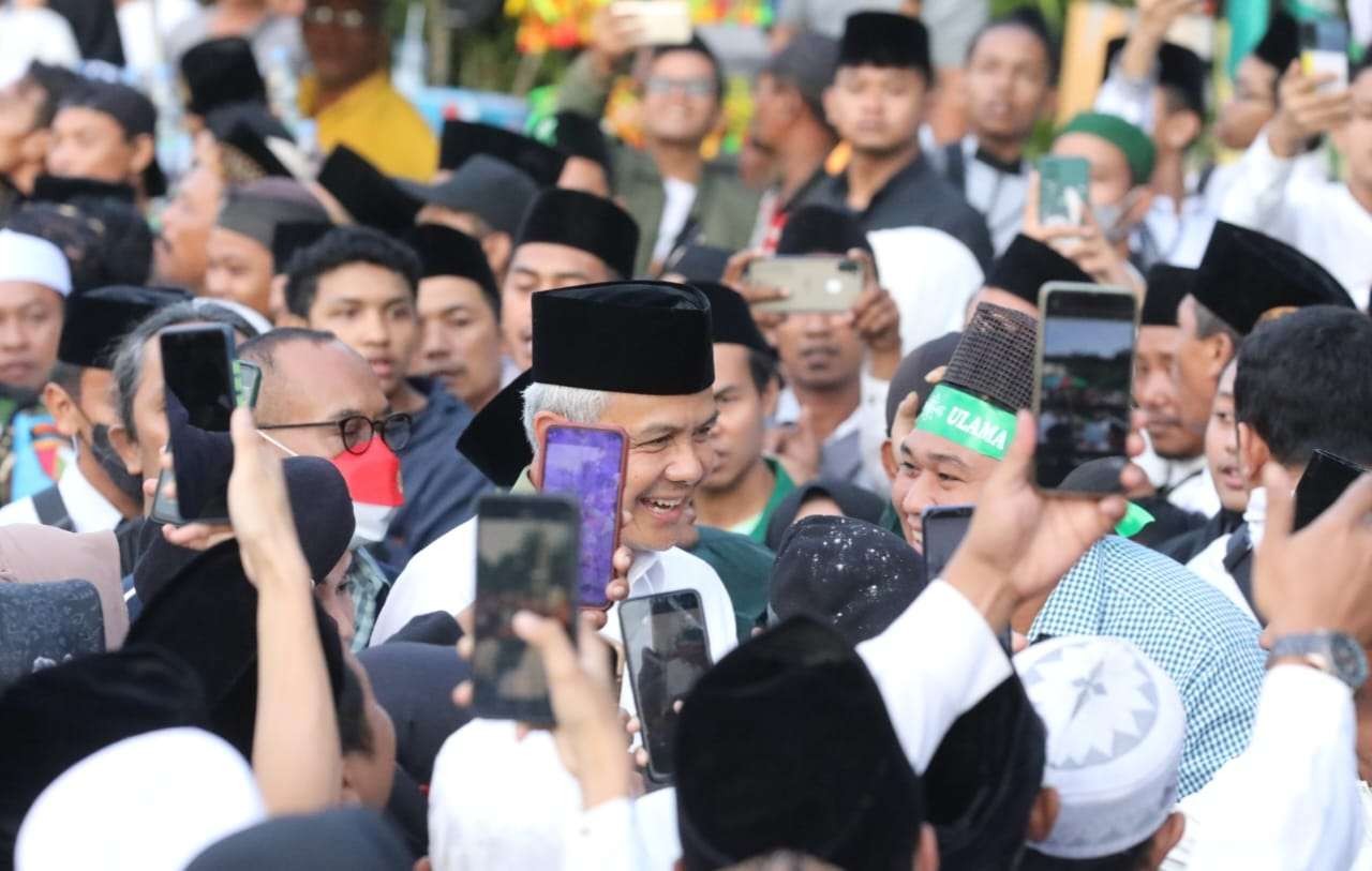 Warga Nahdliyin berebut salaman dan berfoto dengan Gubernur Jawa Tengah Ganjar Pranowo. (Foto: Humas Pemprov Jateng)