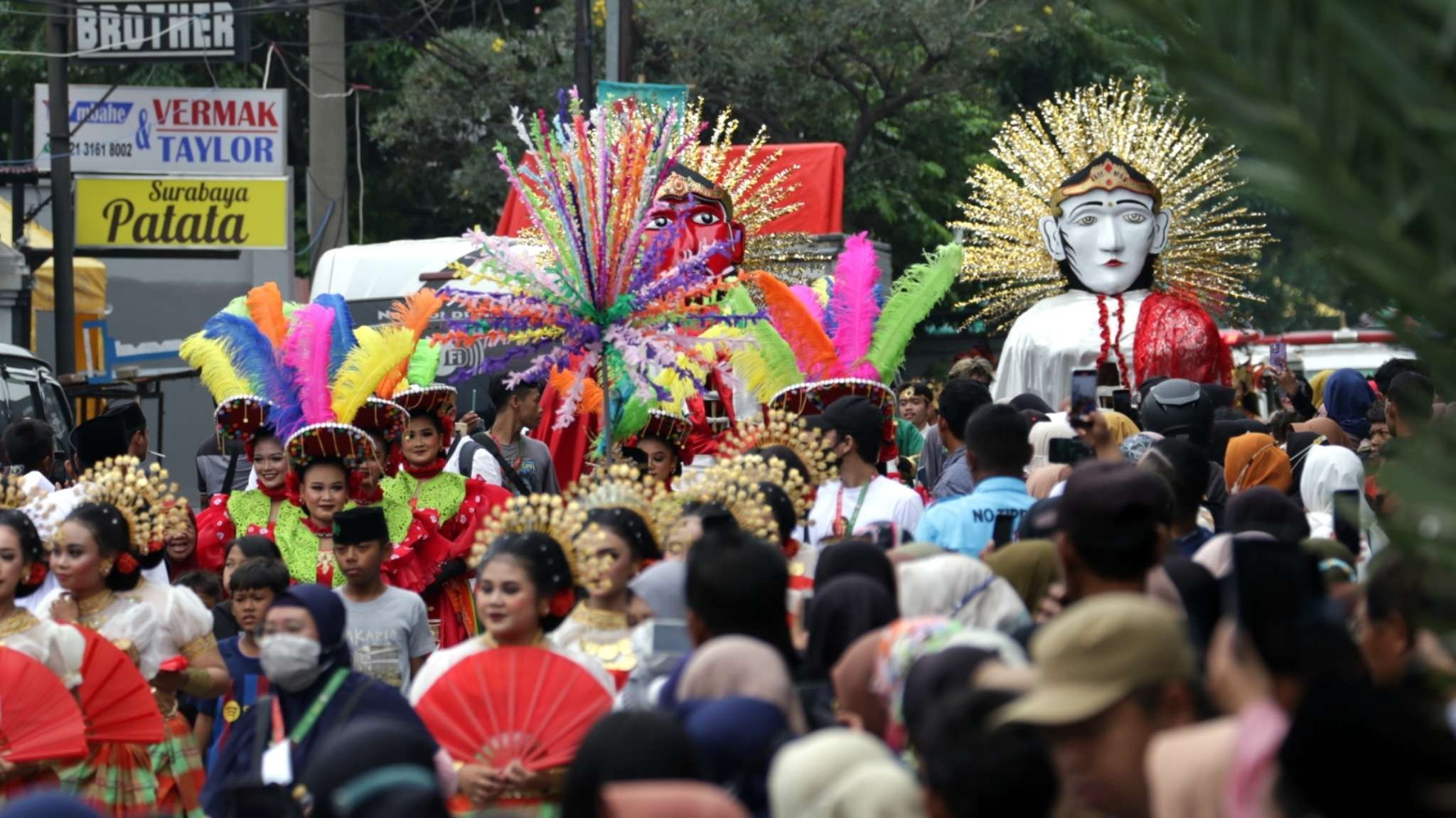 Penampilan budaya Ondel-ondel asli Betawi ikut meramaikan Harlah Satu Abad NU di Sidoarjo, Selasa 7 Februari 2023. (Foto: Fariz Yarbo/Ngopibareng.id)