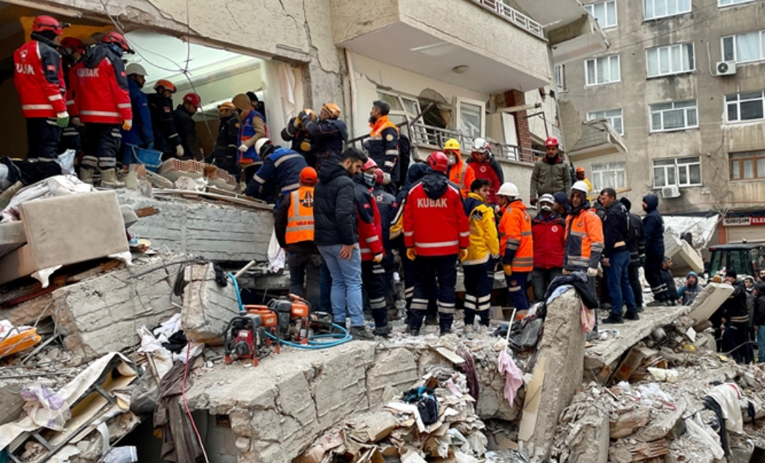 Korban gempa Turki mencapai 5.000 orang. Sedikitnya 3.432 orang meninggal di 10 provinsi di Turki, dan sekitar 2.000 orang di wilayah Suriah. (Foto: Anadolu)