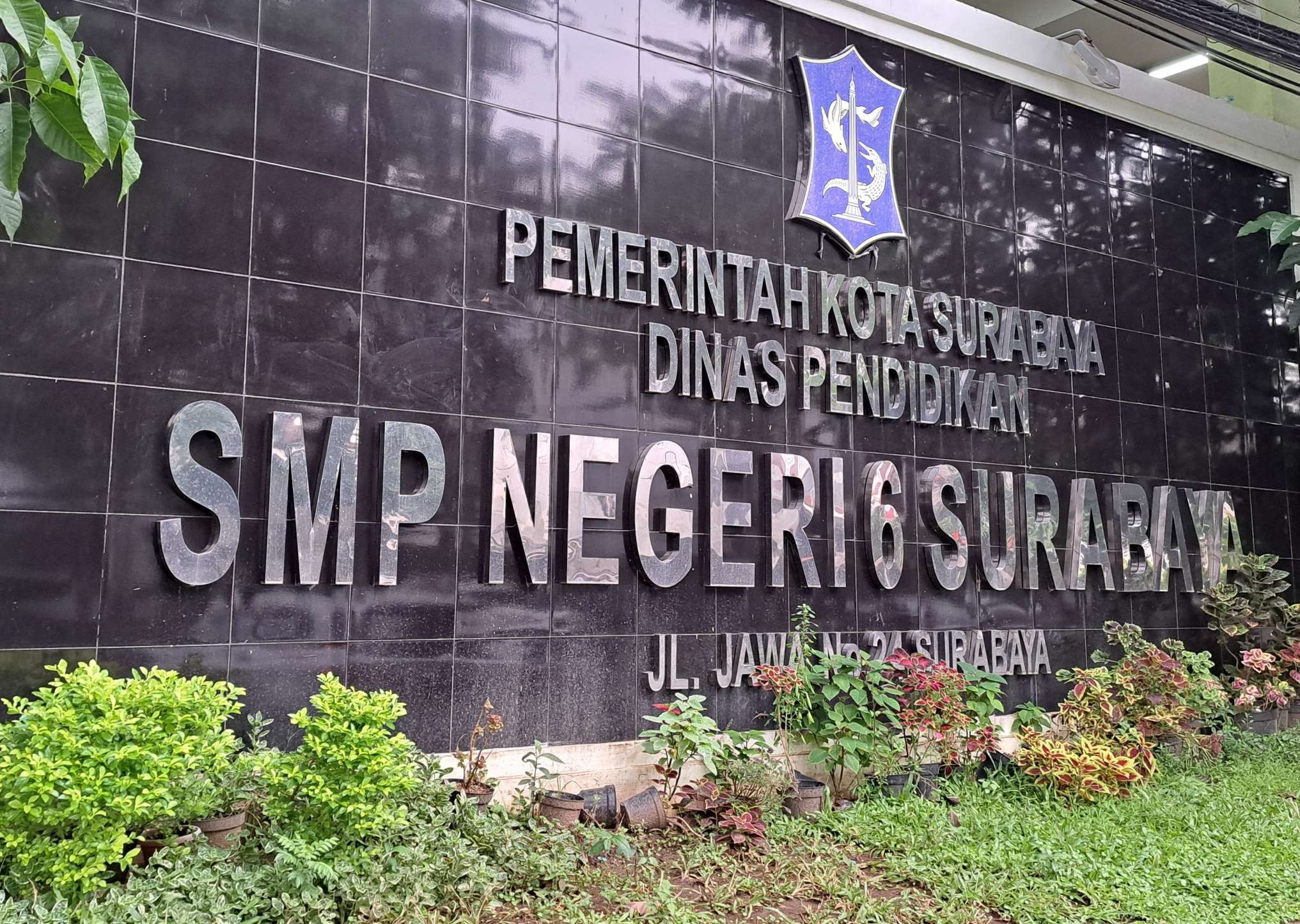 Salah satu wali murid di SMPN 6 Surabaya menjadi korban penipuan bermodus telepon dari sekolah. (Foto: Pita Sari/Ngopibareng.id)