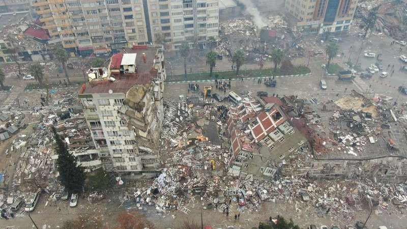 Foto udara menunjukkan bangunan yang rusak dan runtuh setelah gempa bumi di Kahramanmaras, Turki, Senin 6 Februari 2023. (Foto: Reuters)