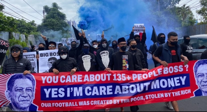 Aliansi Arek Malang Bersikap saat melakukan demonstrasi di depan Kantor Arema FC (Foto: Lalu Theo/Ngopibareng.id)