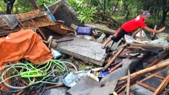 Puing reruntuhan bangunan bengkel dan warung di Desa Sumberkolak, Kecamatan Panarukan, Situbondo yang memakan 1 korban meninggal dan 2 luka-luka.(BPBD Situbondo)