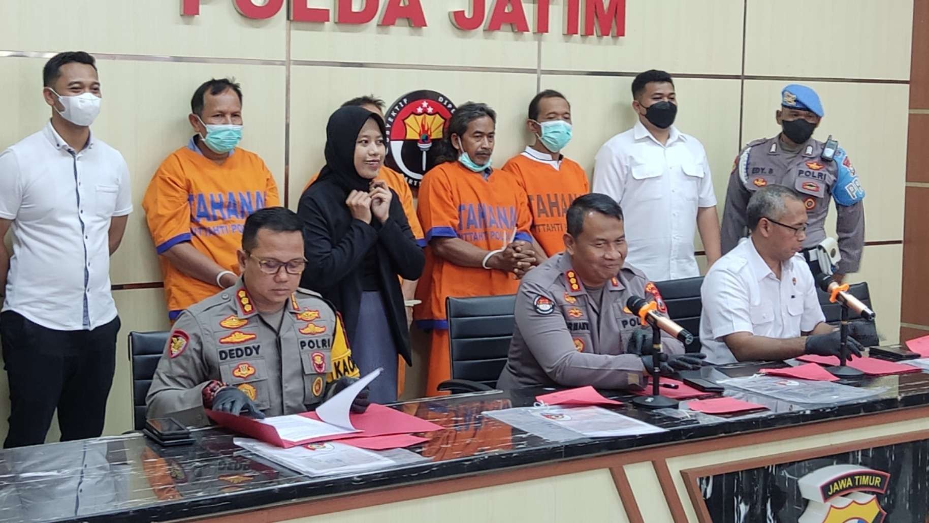 Polda Jatim menahan empat tersangka penyebaran berita bohong di Mapolda Jatim, Surabaya, Rabu 8 Februari 2023. (Foto: Fariz Yarbo/Ngopibareng.id)