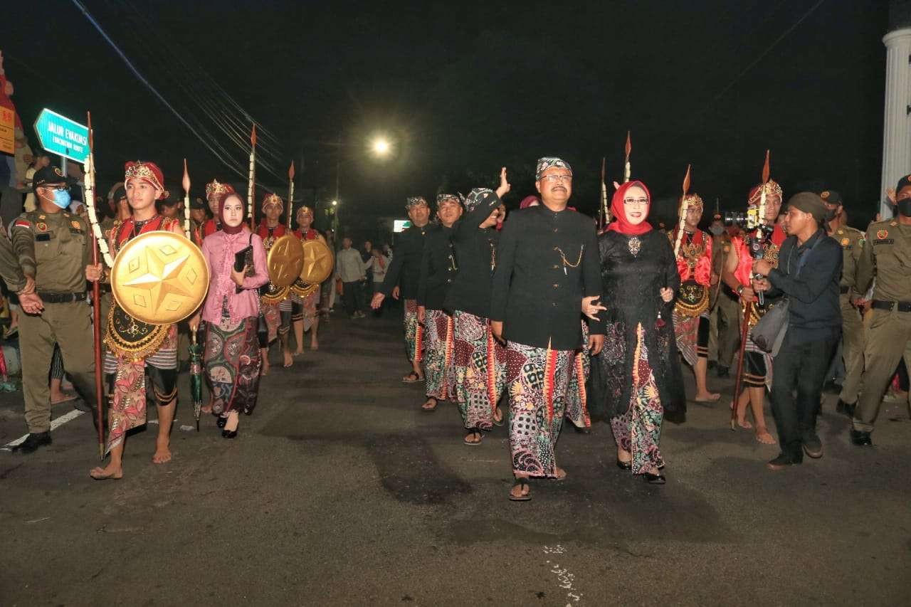 Walikota Pasuruan Syaifullah Yusuf alias Gus Ipul bersama istri saat kirab di acara Hari Jadi Kota Pasuran ke 337 di Pasuruan, Rabu 8 Februari 2023. (Foto: dok. Istimewa)