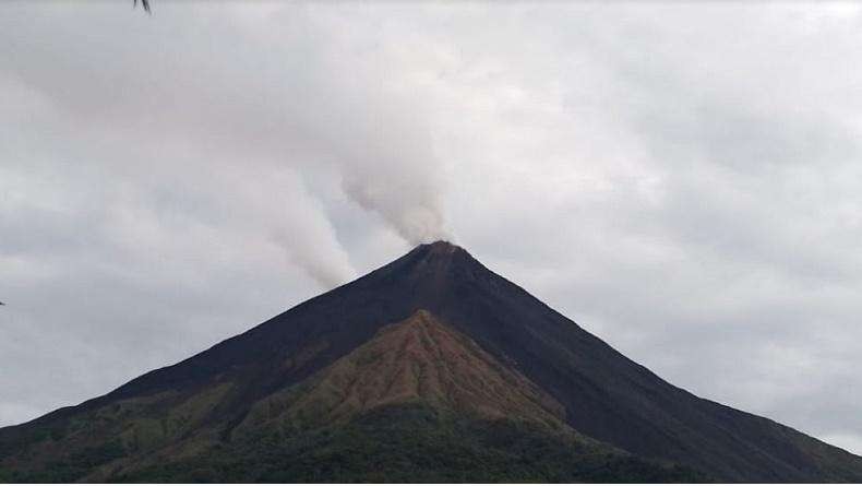 status Gunung Karangetang di Kabupaten Sitaro, Sulawesi Utara, yang sebelumnya level II atau waspada menjadi level III atau siaga. (Foto: PVMBG)