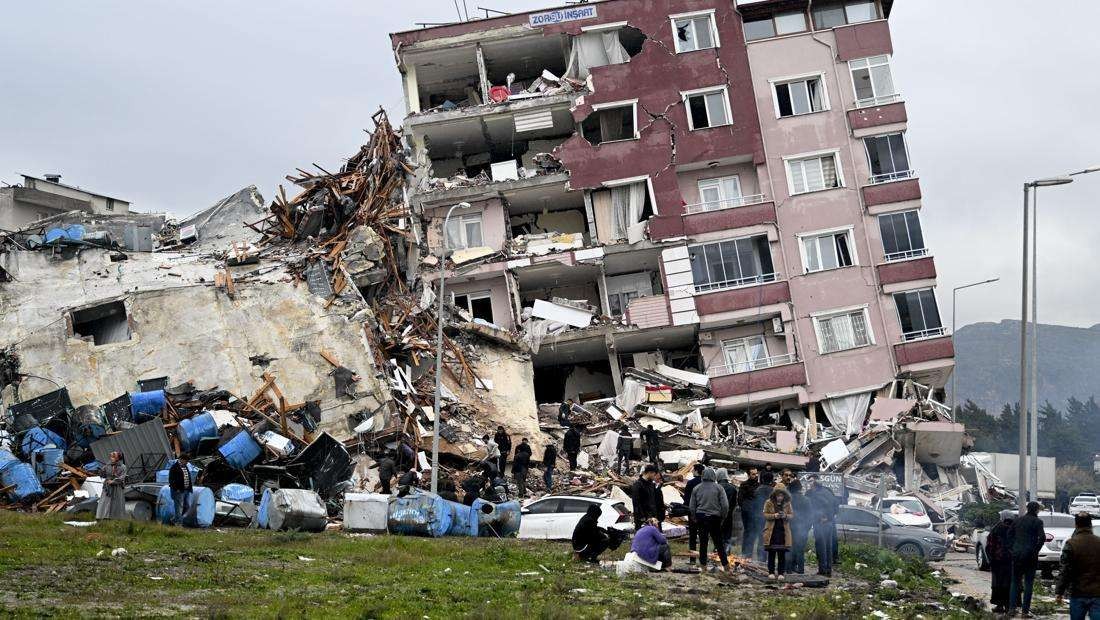 Sebuah bangunan hancur dilanda gempa magnitudo 7,6 di Turki. (Foto: Ant)