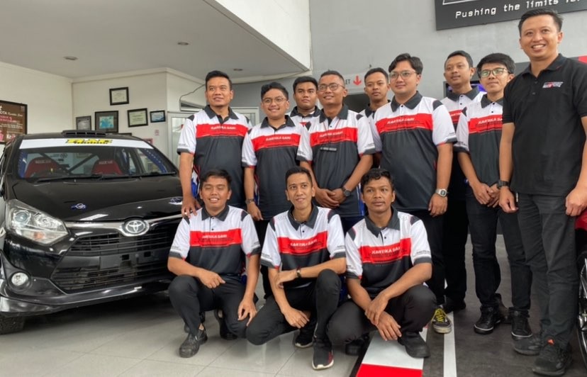 Tim Toyota Kartika Sari Motorsport siap dilepas untuk mengikuti Kejurnas Rally Sprint 2023 di Bandung (Foto: Lalu Theo/Ngopibareng.id)