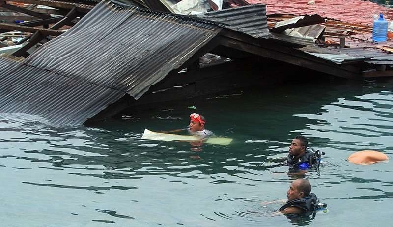 Tim gabungan BPBD Jayapura terus berupaya mencari korban yang diduga terjebak di kafe Cirita yang ambruk dan masuk ke laut akibat gempa Jayapura magnitudo 5,4, Kamis, 9 Februari 2023. (Foto: Ant)