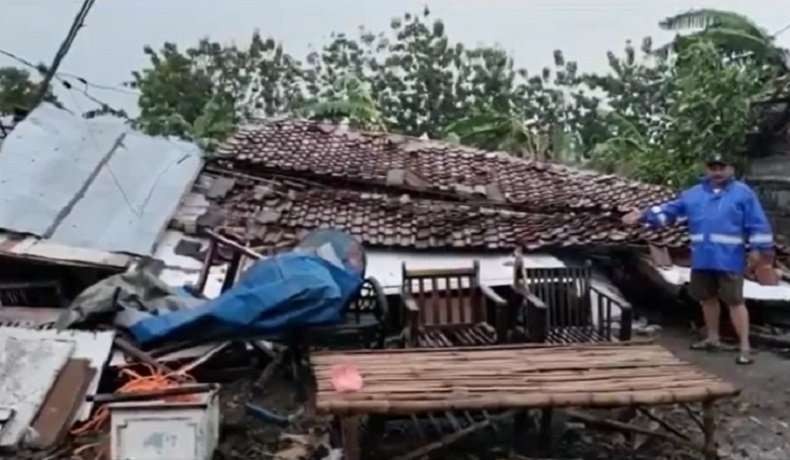 Rumah warga Jombang ambruk diterjang angin disertai hujan, Kamis, 9 Februari 2023. (Foto: BPBD Jombang)
