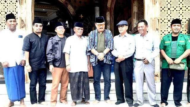 Erros Djarot (tengah) bersama kiyai dan tokoh masyarakat Madura di depan Masjid Syaikhona Cholil di Desa Mertajasah, Bangkalan, Madura, hari Rabu 8 Februari  2023. (Foto:Ngopibareng.Id/Harun)