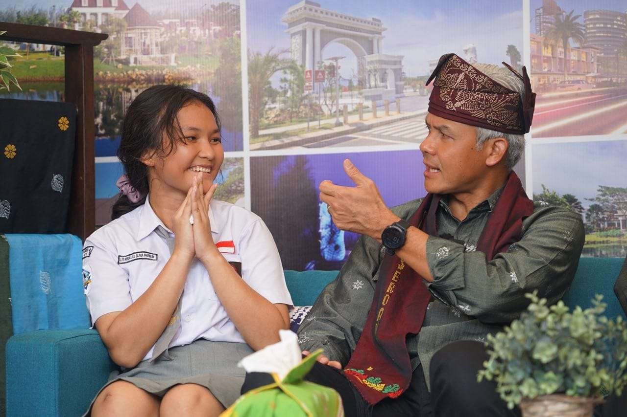 Leonora Lulu Olivia Marbun, 17 tahun, berjingkrak-jingkrak mendapat kejutan hadiah dari Gubernur Jawa Tengah, Ganjar Pranowo. (Foto: Dokumentasi Jateng)
