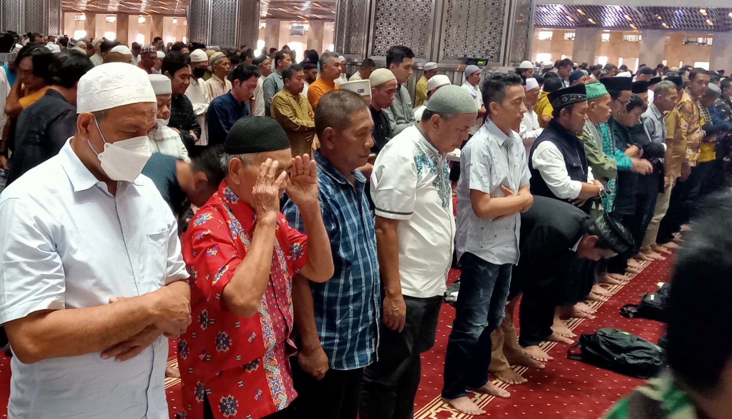 Sejumlah jemaah melaksanakan salat gaib di Masjid Istiqlal, Jakarta, Jumat 10 Februari 2023. Salat gaib tersebut dilakukan untuk mendoakan para korban gempa di Turki dan Suriah. (Foto: Asmanu Sudharso/Ngopibareng.id)