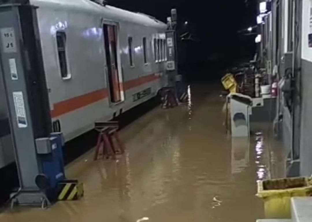 Genangan air di Depo Kereta Api Ketapang (akibat hujan deras yang melanda Banyuwangi (Foto; istimewa)