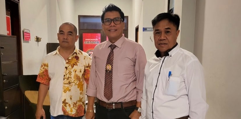 Koordinator kuasa hukum tersangka, Dr Salahudin (tengah) saat melakukan pendampingan hukum terhadap tersangka perusakan Kantor Arema FC di Mapolresta Malang Kota. (Foto: Dokumentasi pribadi)