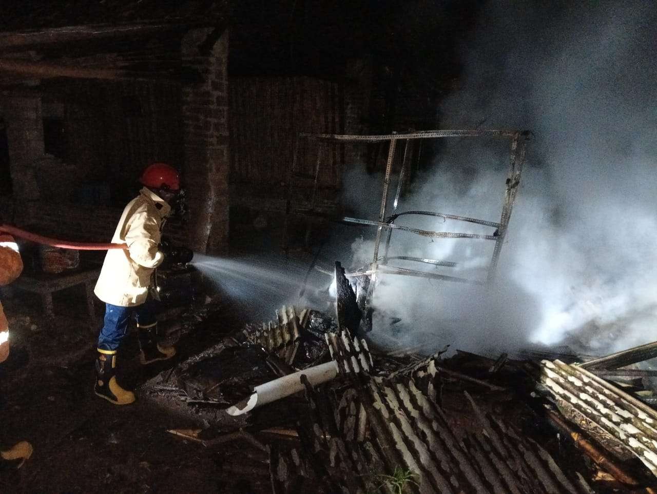 Petugas pemadam kebakaran berupaya memadamkan api yang membakar rumah budidaya jamur. (Foto: Istimewa)