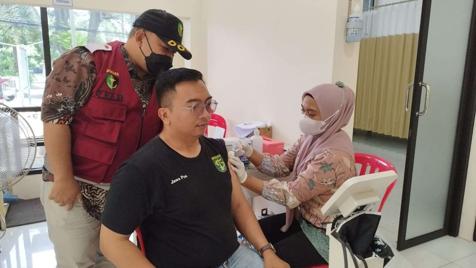 Salah seorang warga sedang melaksanakan vaksin booster kedua di Klinik Polresta Banyuwangi, Jawa Timur. (Foto: Muh Hujaini/Ngopibareng.id)