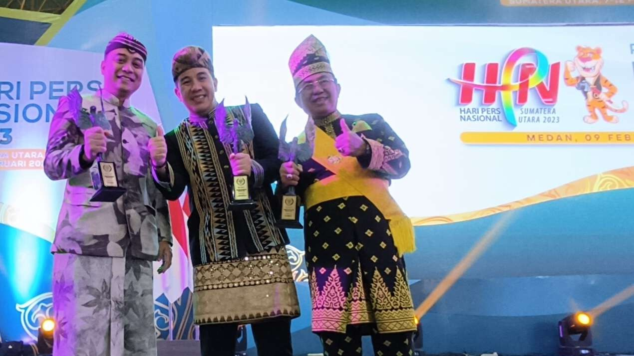 Walikota Surabaya Eri Cahyadi saat menerima penghargaan penghargaan "Trofi Abyakta" Anugerah Kebudayaan PWI (AK-PWI) Pusat 2023. (Foto: Istimewa)