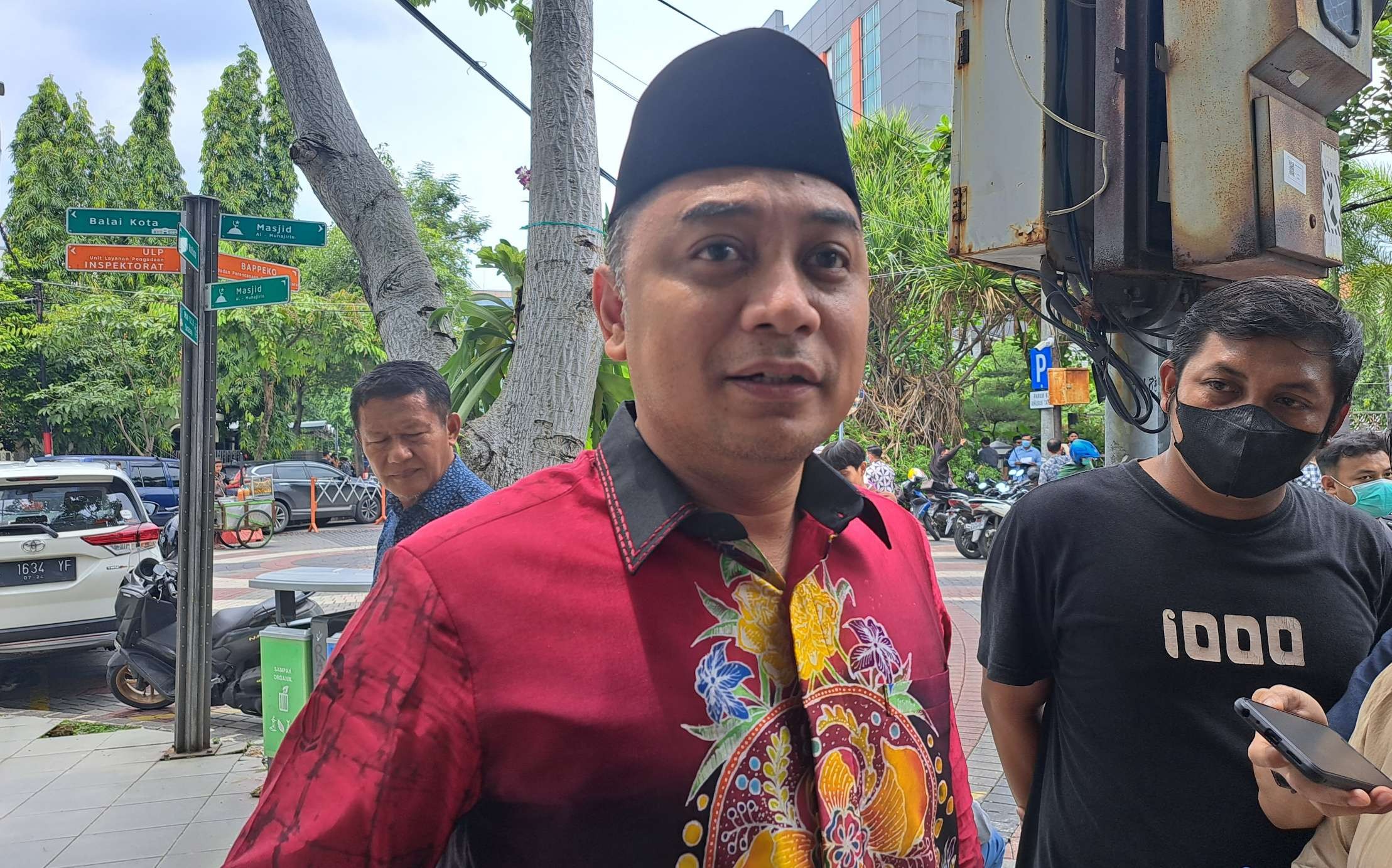 Walikota Surabaya Eri Cahyadi saat menyampaikan update kasus Pungli. (Foto: Pita Sari/Ngopibareng.id)