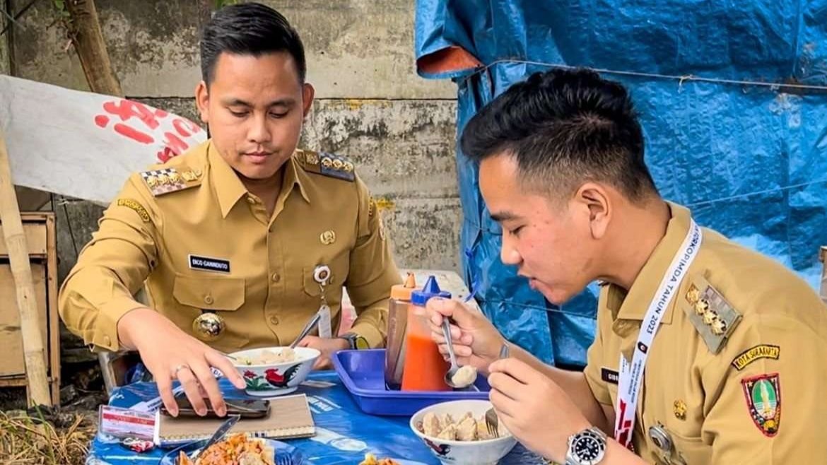 Bupati Kendal, Dico Ganinduto, dan Walikota Solo, Gibran Rakabuming Raka, makan bakso dan somay di warung pinggir jalan. (Foto: Twitter)
