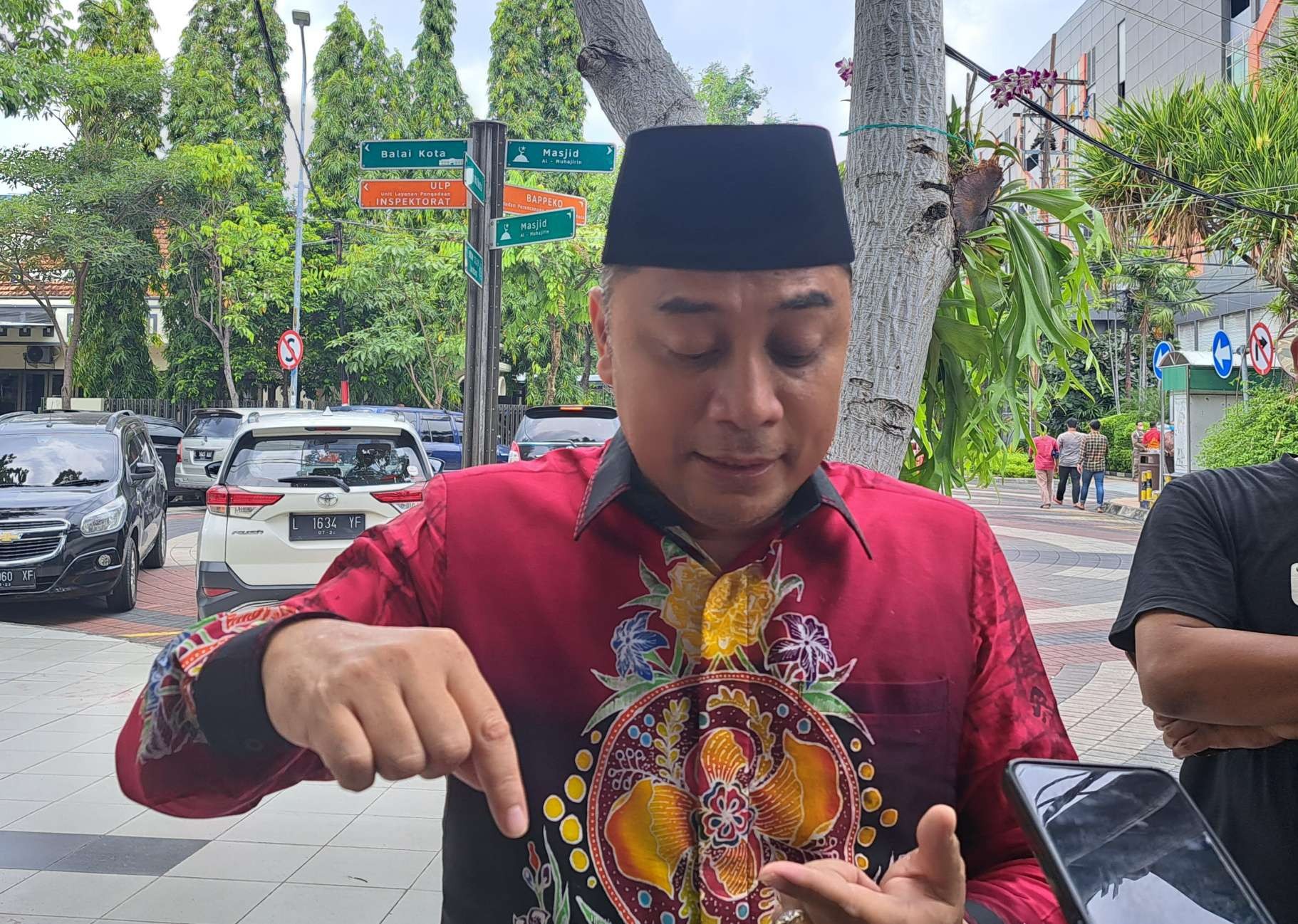 Walikota Surabaya, Eri Cahyadi saat menjelaskan mengenai kasus diabetes anak di Surabaya. (Foto: Pita Sari/Ngopibareng.id)