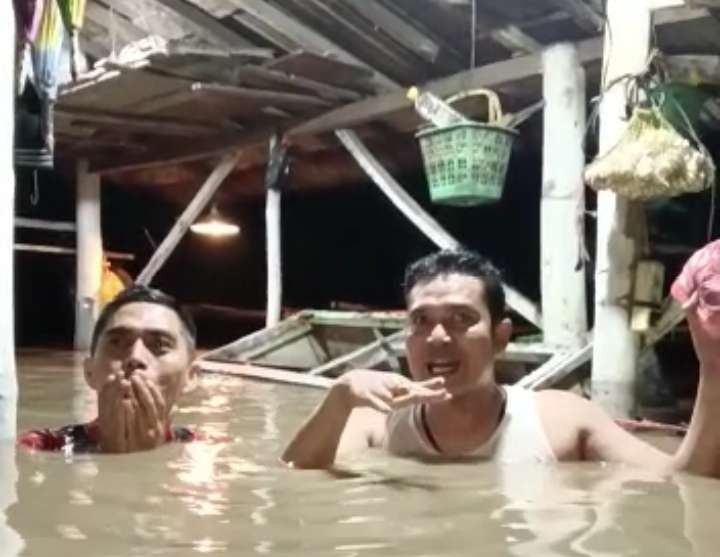 Warga Gang Shampoo, Desa Bayeman, Kabupaten Probolinggo, Jawa Timur, berendam banjir di dapur rumahnya. (Foto: Tangkapan layar medsos)