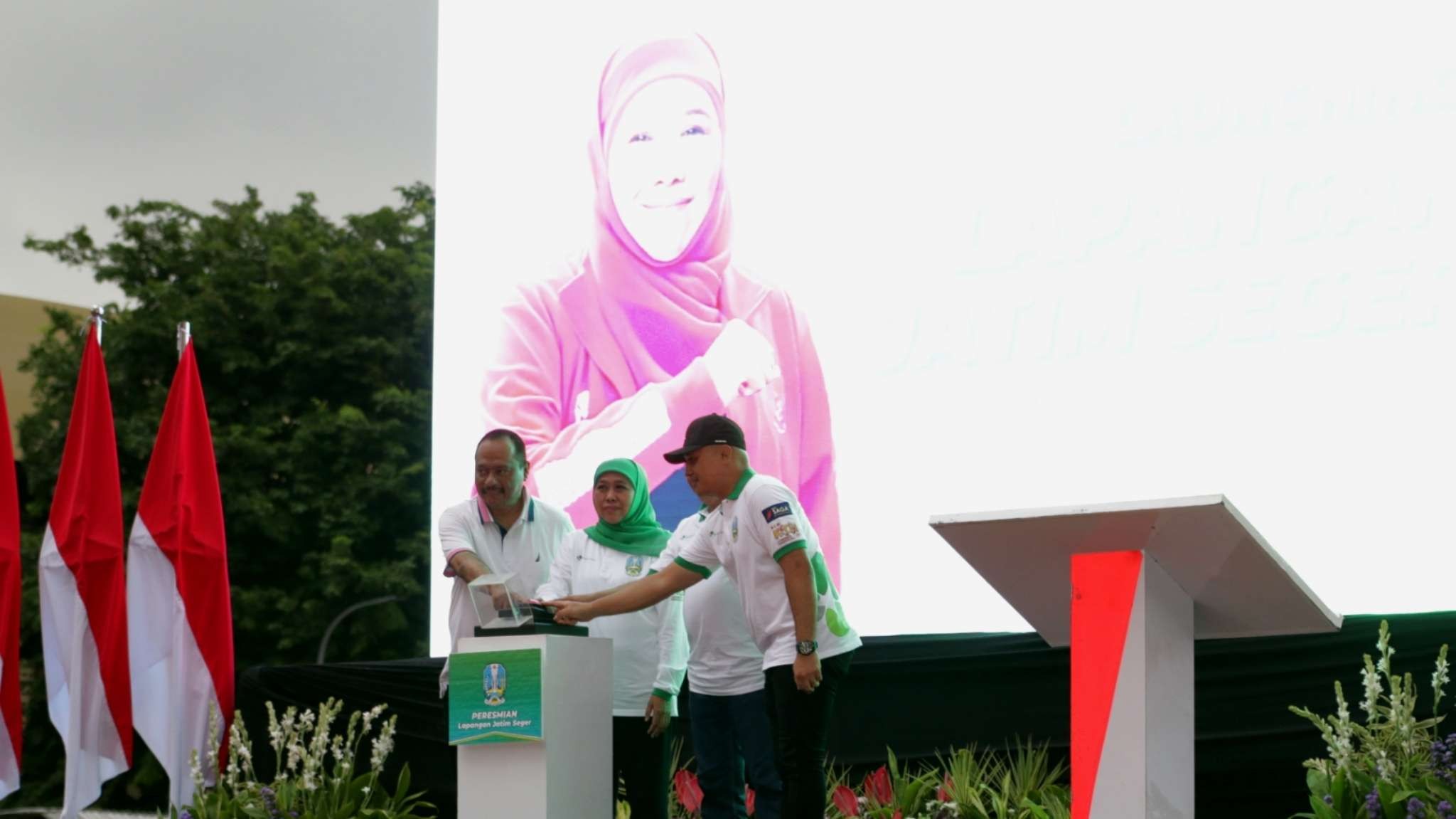Gubernur Jatim, Khofifah Indar Parawansa saat meresmikan Lapangan Jatim Seger, Surabaya, Sabtu 11 Februari 2023. (Foto: Fariz Yarbo/Ngopibareng.id)