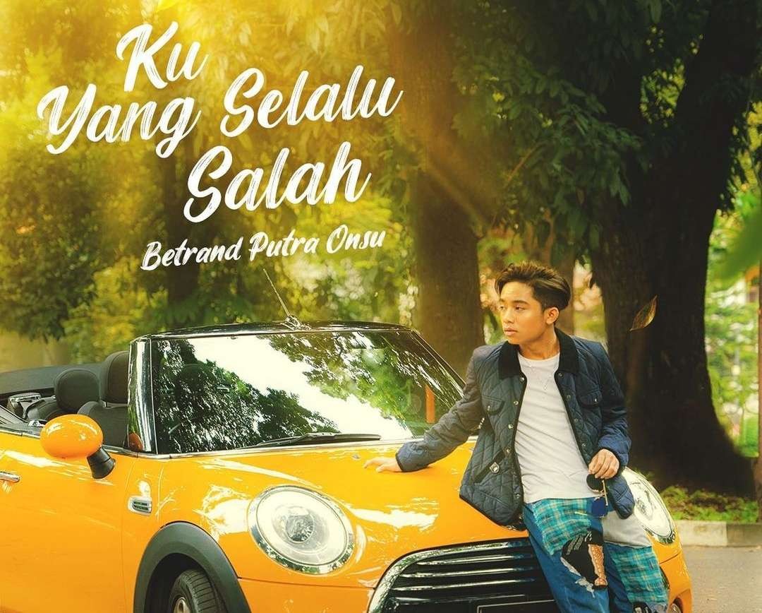 Betrand Putra Onsu, putra Ruben Onsu, meminjam mobil Ayu Ting Ting untuk syuting video musik lagu barunya, berjudul Ku yang Selalu Salah. (Foto: MOP Music Channel)
