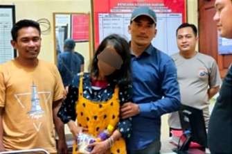 Perempuan alami gangguan jiwa diduga penculik anak balita 18 bulan. Ia diserahkan Unit PPA Satreskrim Polres Situbondo ke keluarganya di Banyuwangi, Jawa Timur. (Foto: Humas Polres Situbondo)