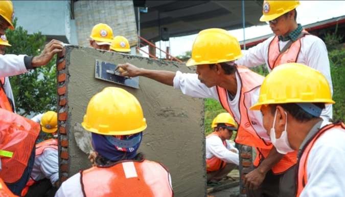 Tenaga konstruksi praktik mengerjakan acian dinding saat pelatihan Ahli Konstruksi (AKSI) di Kafe Abundacio, Kabupaten Malang. ( foto: Humas SIG ).