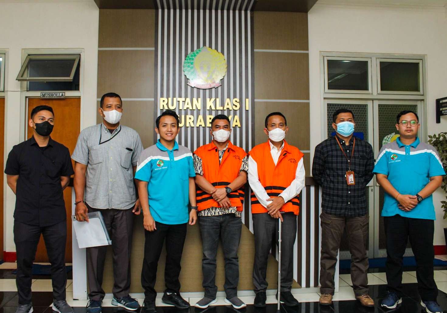 Dua tahanan KPK (baju oranye) saat tiba di rutan Medaeng. (Foto: Aini Arifin/Ngopibareng.id)
