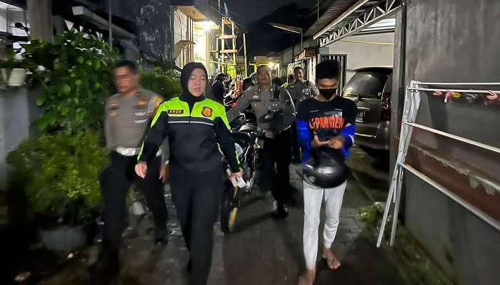 Polisi berhasil mengamankan pemuda yang diduga terlibat balap liar di gang-gang pemukiman warga (Foto: Dok Lantas Polres Jember)