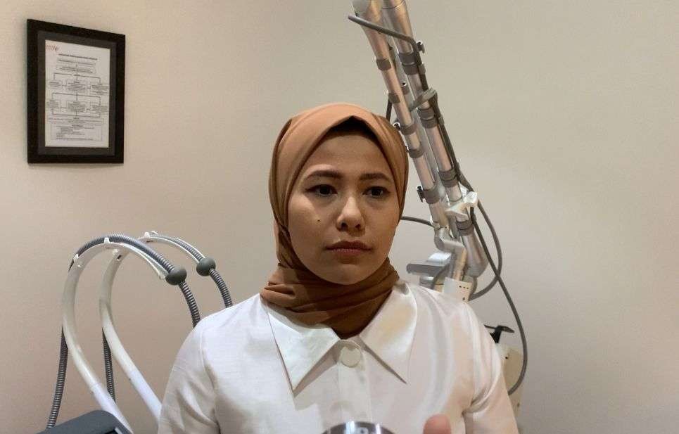 Dokter Dinar Rahmania, spesialis bedah plastik rekonstruksi dan estetik dari NMW clinic menangani transplantasi rambut. (Foto: Pita Sari/Ngopibareng.id)
