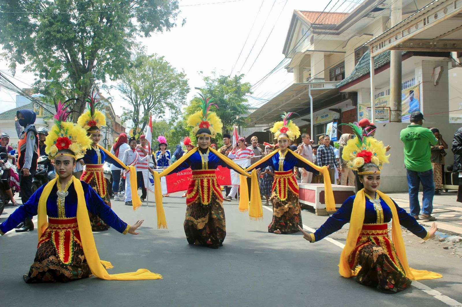 Walikota Pasuruan H. Syaifullah Yusuf (Gus Ipul) memberangkatkan peserta karnival mini yang di selenggarakan oleh Kelurahan Kebonsari, pada Sabtu 11 Februari 2023. (Foto: Istimewa)