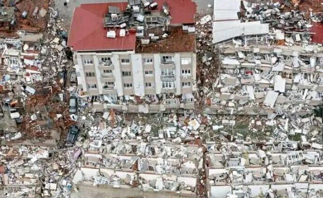 Gempa Turki memakan sedikitnya 28 ribu jiwa. Kini aparat setempat mengeluarkan perintah penangkapan sedikitnya 100 orang kontraktor bangunan. (Foto: Twitter)