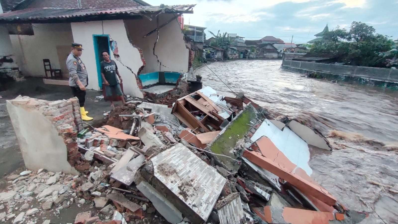 Puing-puing bangunan dua lantai yang ambruk akibat tergerus air Sungai Kalilo yang meluap. (Foto: Istimewa)