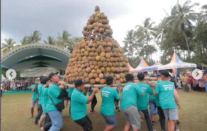 Gubernur Jawa Timur Khofifah Indar Parawansa mengingatkan warganya untuk menyempatkan diri mencicipi lezatnya buah durian Sumbersari, Blitar. (Foto: Instagram @Khofifah.ip)