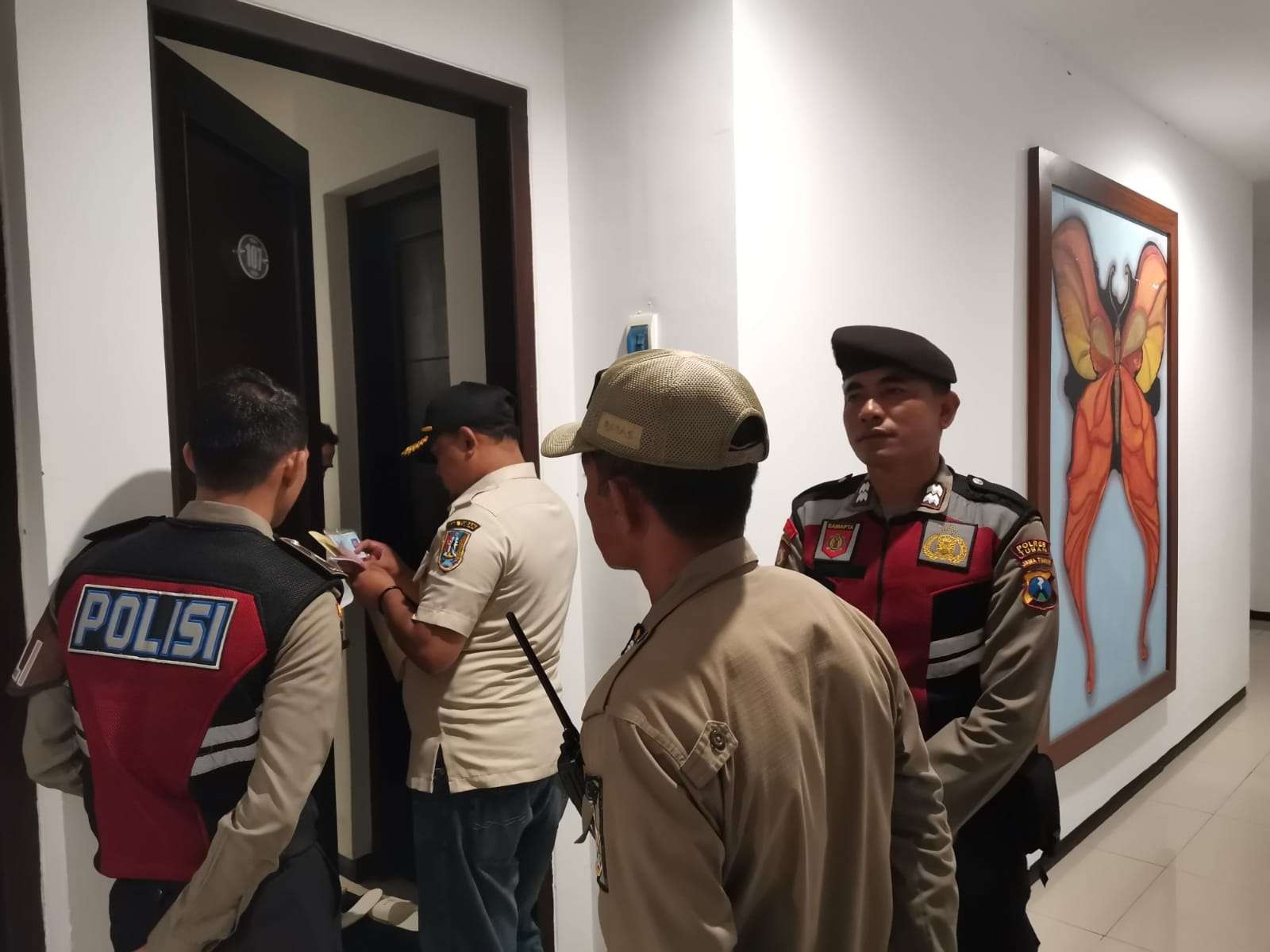 Petugas Satpol PP dan polisi saat menyisir sejumlah kamar hotel kelas melati di Tuban. (Foto: Dokumentasi Satpol PP Tuban)