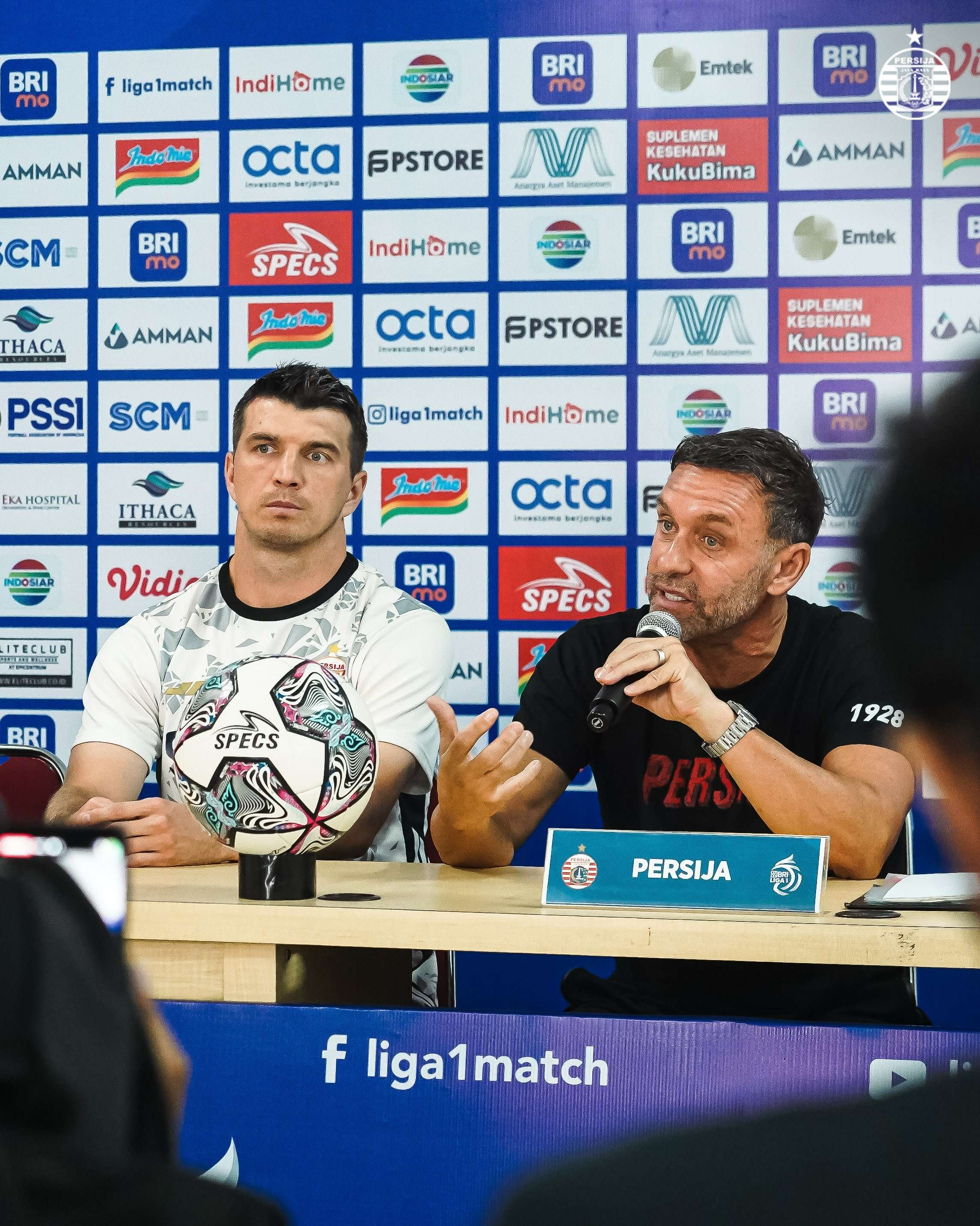 Pelatih Persija Thomas Doll (kanan) meminta maaf setelah ia menyebut pelatih Timnas Indonesia seperti badut