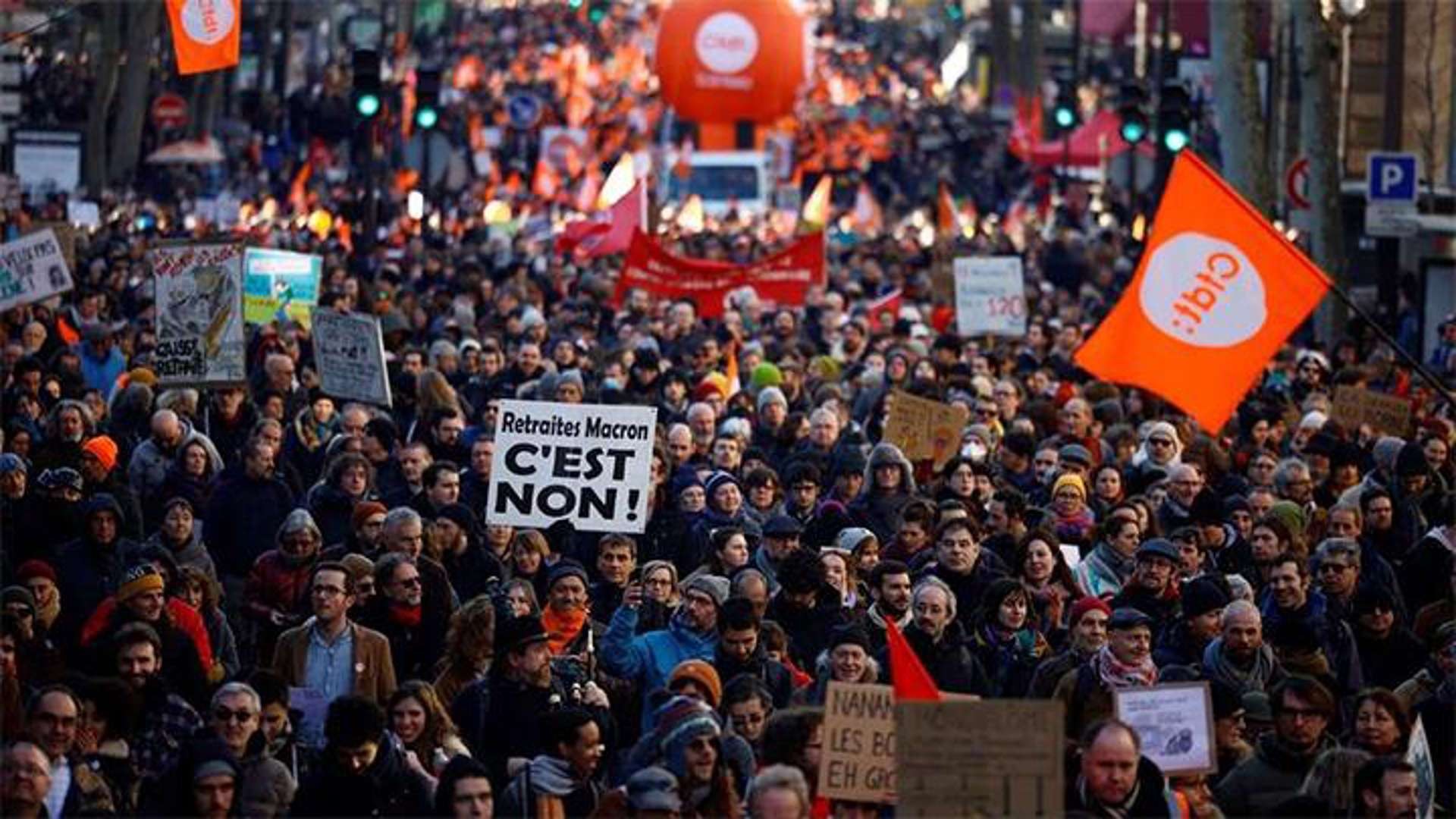 Ratusan ribu orang berdemonstrasi di seluruh Prancis, Sabtu, 11 Februari 2023. (Foto: reuters)