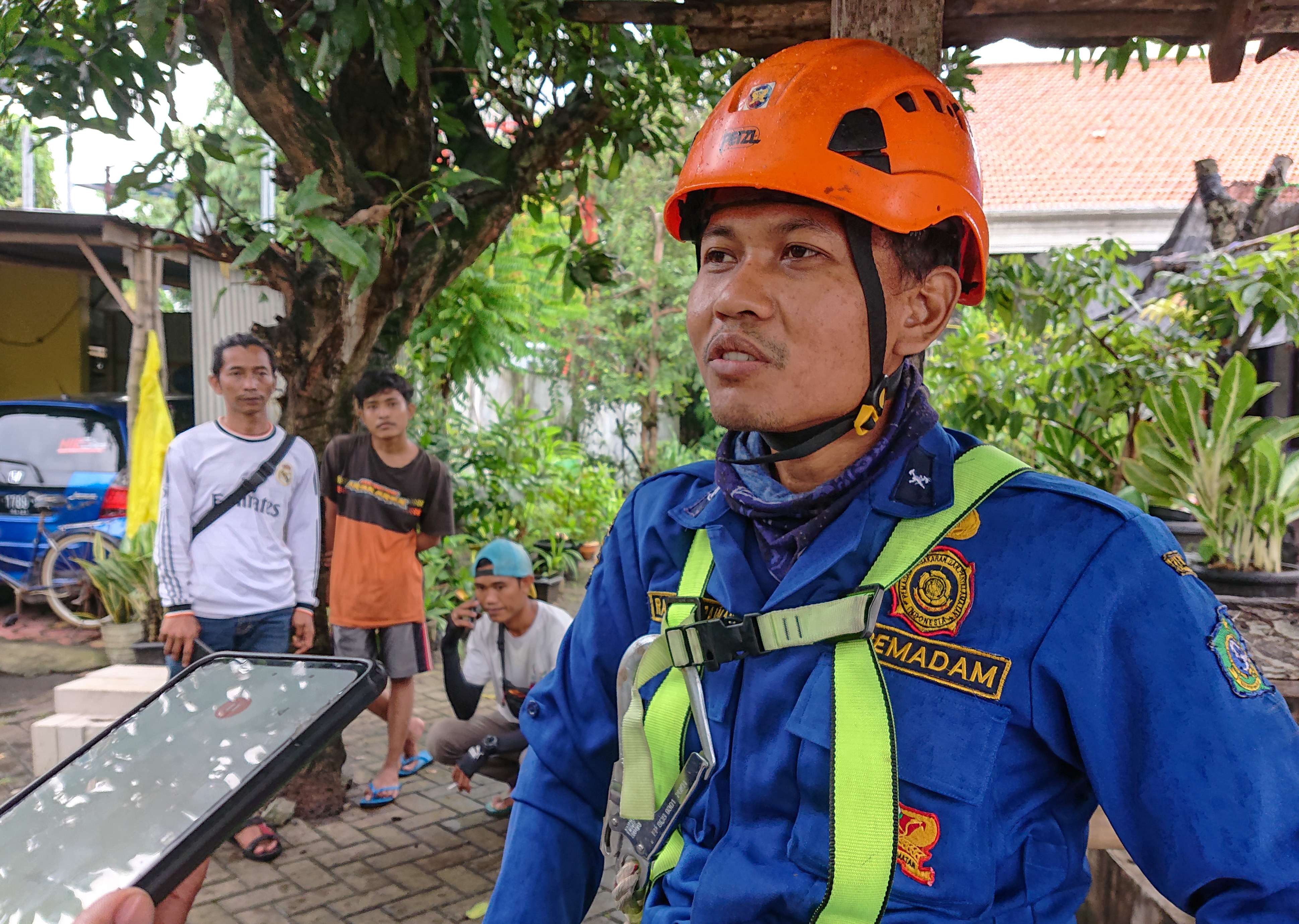 Rahmat Irawan petugas damkar yang berhasil bujuk Agus agar turun dari BTS setinggi 42 meter. (foto : Aini/Ngopibareng.id)