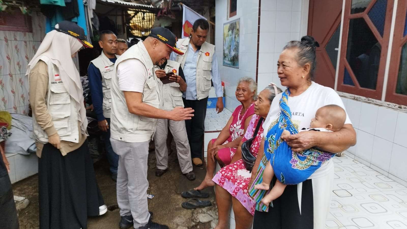 Anggota DPR RI Sumail Abdullah berbincang dengan warga Lingkungan Ujung, Kelurahan Kepatihann, Banyuwangi yang terdampak banjir (Foto: Muh Hujaini/Ngopibareng.id)