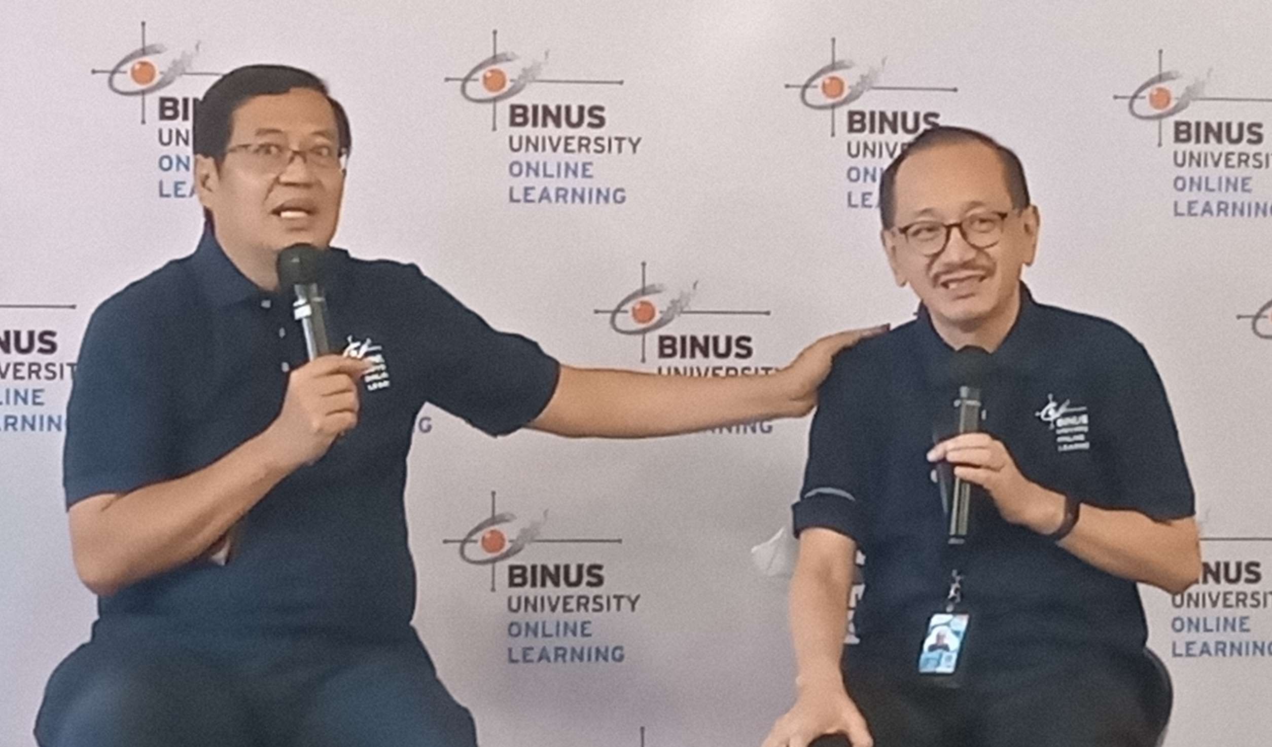 Rektor Binus University Prof Harjanto Prabowo, bersama Direktur Binus Online Learning Agus Putra (Foto: Asmanu Sudharso/Ngopibareng.id)