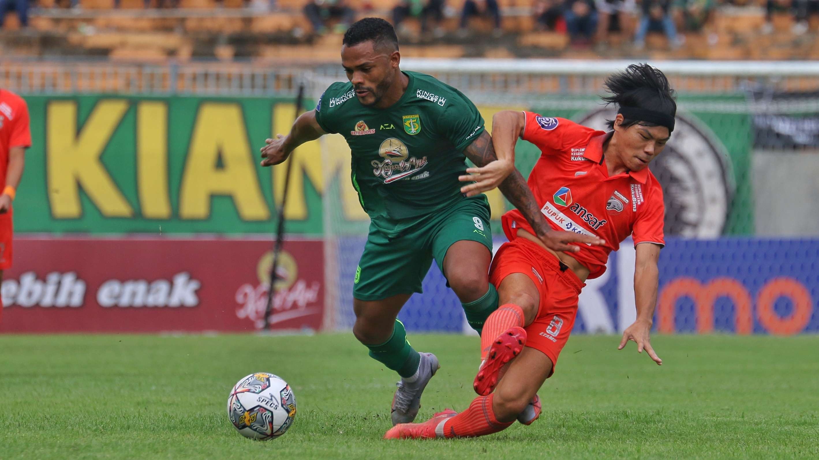 Pemain Persebaya, Paulo Victor saat melawan Borneo FC. (Foto: Fariz Yarbo/Ngopibareng.id)