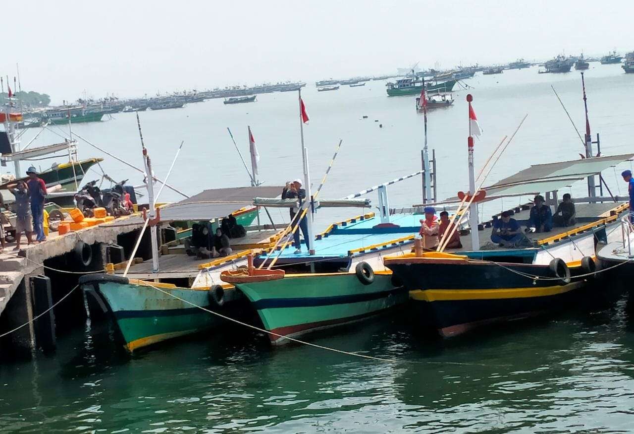 Sebagian perahu nelayan di Probolinggo memilih beristirahat saat cuaca buruk. (Foto: Ikhsan Mahmudi/Ngopibareng.id)