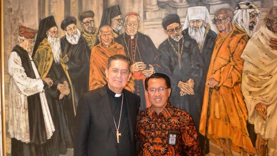 Paulus Tasik Galle, ASN Pusat Kerukunan Umat Beragama/PKUB bersama Kardinal Miguel Ángel Ayuso Guixot, M.C.C.J.  (Foto: kemenag.go.id)