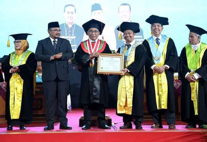 Ketua Umum Pengurus Besar Nahdlatul Ulama (PBNU) KH Yahya Cholil Staquf resmi menerima gelar Doktor Honoris Causa dari UIN Sunan Kalijaga. (Foto: Dok)