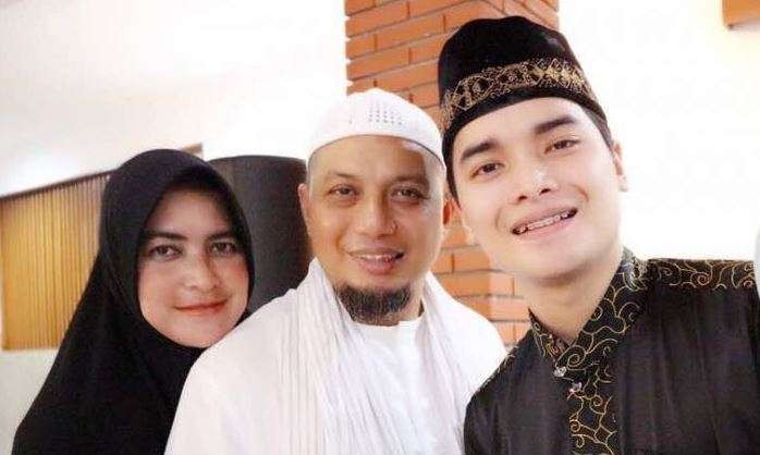 Umi Yuni bersama almarhum suaminya, Ustaz Arifin Ilham, dan putra sulungnya, Alvin Faiz. (Foto: Instagram)