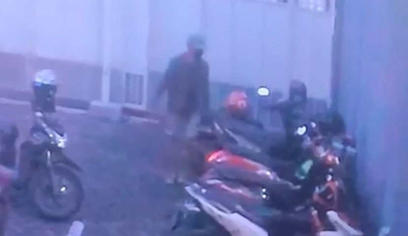Resedivis curanmor kembali curi empat motor korban di Surabaya (Foto: rekaman CCTV kos)